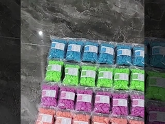 Τα κίτρινα διακοσμητικά ψάρια τοποθετούν σε δεξαμενή τη φωτεινή επιφάνεια χαλαζία χαλικιών κήπων